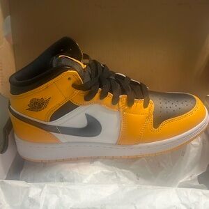 Air Jordan 1 MID (GS) size 6Y